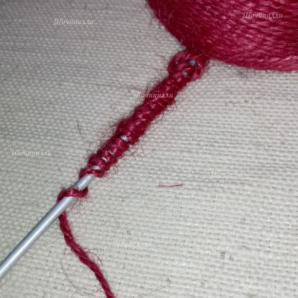 ля наглядности джутовый шпагат/пряжа красного цвета намотана на спицу толщиной 3 мм