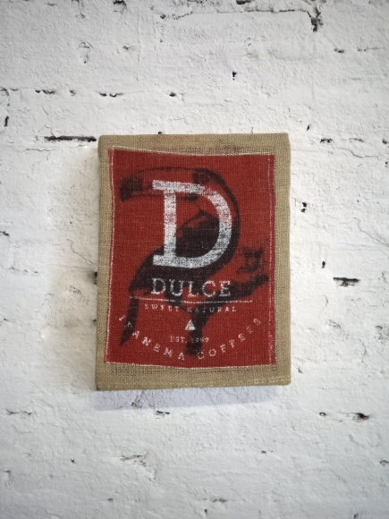 Настенное панно из мешковины Dolce (попугай) Настенное панно из мешковины Dolce (попугай)