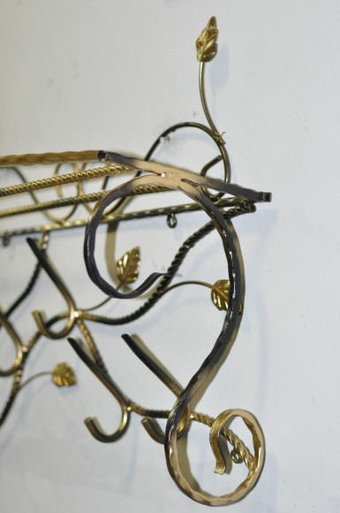 Вешалка настенная Уют с полкой (металлическая)